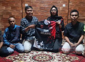 Sri Rejeki Serahkan Bantuan Jersey untuk Tim Tepi Selatan