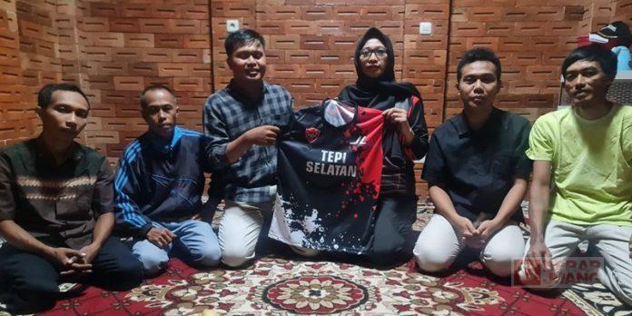 Sri Rejeki Serahkan Bantuan Jersey untuk Tim Tepi Selatan Sri Rejeki Serahkan Bantuan Jersey untuk Tim Tepi Selatan