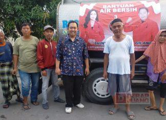 Apt. Adhitya Gilang Ramadhan PDI Perjuangan Kab. Brebes memberikan bantuan air bersih di Desa Jatibarang Kidul Blok Penumbukan, Kec.