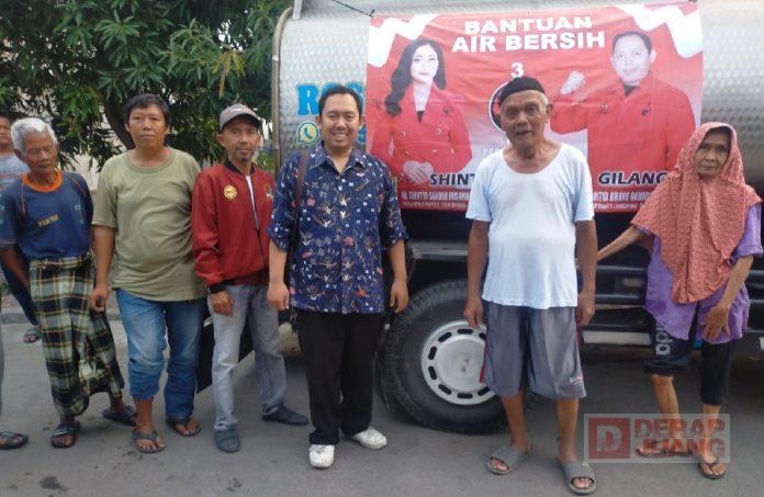 Apt. Adhitya Gilang Ramadhan PDI Perjuangan Kab. Brebes memberikan bantuan air bersih di Desa Jatibarang Kidul Blok Penumbukan, Kec. Apt. Adhitya Gilang Ramadhan PDI Perjuangan Kab. Brebes memberikan bantuan air bersih di Desa Jatibarang Kidul Blok Penumbukan, Kec.