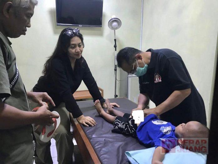 Azalea Dampingi Anak dari Ibu Penyandang ODGJ Khitan Azalea Dampingi Anak dari Ibu Penyandang ODGJ