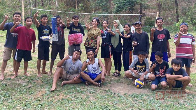 Azalea Serahkan Bantuan Paket Peralatan Voli di Selogiri Azalea Serahkan Bantuan Paket Peralatan Voli di Selogiri