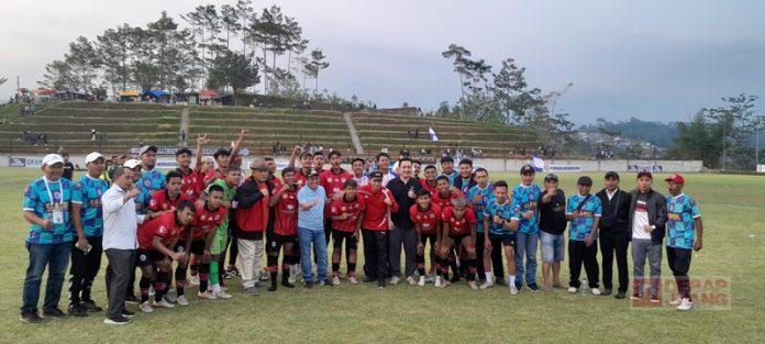 Bupati Afif dan KomandanTe bintang 2 Wahyu Nugroho beri semangat kepada teamsepak bola PSIW di pertandingan liga 3 Jawa tengah Bupati Afif dan KomandanTe bintang 2 Wahyu Nugroho beri semangat kepada teamsepak bola PSIW di pertandingan liga 3 Jawa tengah