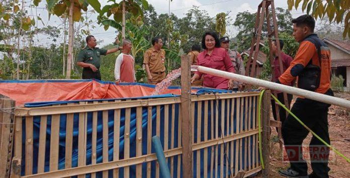 Endang Salurkan Bantuan Air Bersih di Kecamatan Giriwoyo Endang Salurkan Bantuan Air Bersih di Kecamatan Giriwoyo