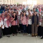 Foto Bersama Hj Paramitha Widya Kusuma SE MM 6 dari kanan berkerudung hitam baju batik menggelar Gelar Pelatihan Branding Usaha Mikro Kecil dan Menengah UMKM di King Royal Hotel Brebes pada Kamis