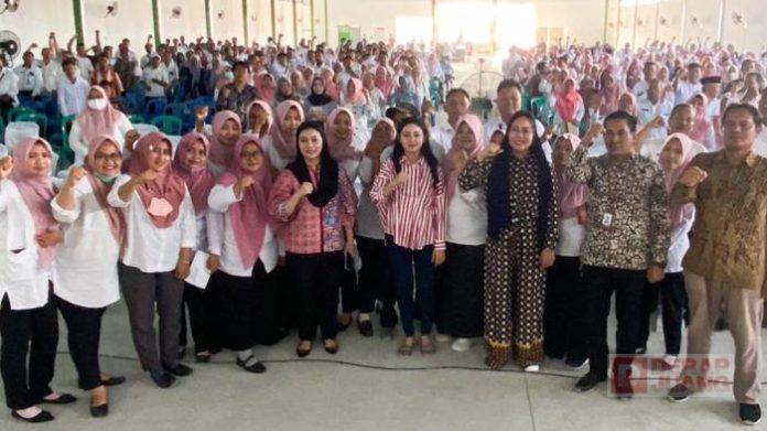 Foto Bersama Hj Paramitha Widya Kusuma SE MM 6 dari kanan berkerudung hitam baju batik menggelar Gelar Pelatihan Branding Usaha Mikro Kecil dan Menengah UMKM di King Royal Hotel Brebes pada Kamis