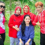 Foto: Mba Shintya (berbaju biru) dan Hj. Khariroh (berkaos partai) bersama para istruktur senam Sicita.