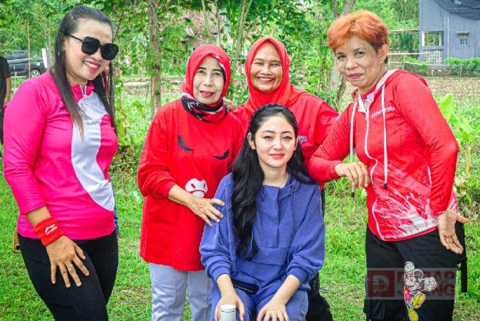 Foto: Mba Shintya (berbaju biru) dan Hj. Khariroh (berkaos partai) bersama para istruktur senam Sicita.