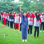 Foto-Mba-Shintya-berbaju-biru-mengikuti-Senam-Sicita-bersama