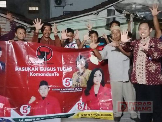 Foto bersama Mas Gilang (Berbaju Batik) dengan Gugus Tugas Desa