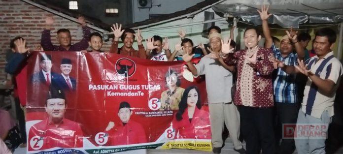 Foto bersama Mas Gilang (Berbaju Batik) dengan Gugus Tugas Desa Kertasinduyasa Foto bersama Mas Gilang (Berbaju Batik) dengan Gugus Tugas Desa