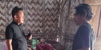 M. Sry Heri Pasaribu Serahkan Kasur Kepada Penderita Stroke Di Desa Siandong Heri Pasaribu berbicang dengan Anaknya Pak Rahid
