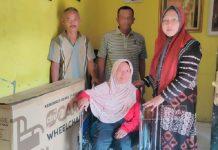 Hj. Junaenah Kembali Salurkan Bantuan Kursi Roda Hj. Junaenah kembali Salurkan Bantuan Kursi Roda
