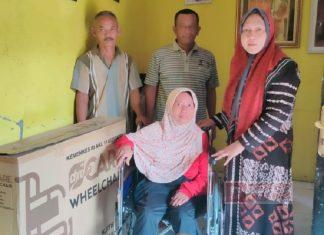 Hj. Junaenah Kembali Salurkan Bantuan Kursi Roda Hj. Junaenah kembali Salurkan Bantuan Kursi Roda