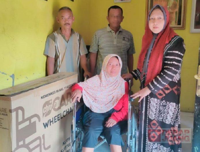 Hj. Junaenah kembali Salurkan Bantuan Kursi Roda Hj. Junaenah kembali Salurkan Bantuan Kursi Roda