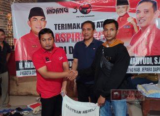 Andang bersama M. Arief Salurkan Biji Kedelai ke Produsen Tahu Tempe Bangsri