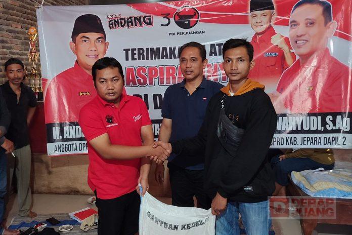 Andang bersama M. Arief Salurkan Biji Kedelai ke Produsen Tahu Tempe Bangsri Andang bersama M. Arief Salurkan Biji Kedelai ke Produsen Tahu Tempe Bangsri