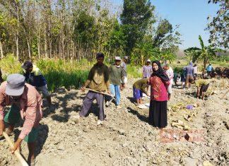 Foto : Bibi Hastuti bersama warga tanggel gotong royong meratakan huruk jalan
