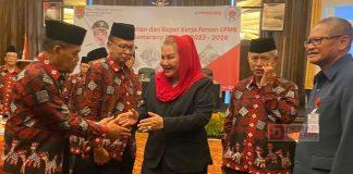 Mbak Ita Ajak LPMK Turut Pantau Kemiskinan Ekstrem di Wilayahnya Mbak Ita Ajak LPMK Turut Pantau Kemiskinan Ekstrem di Wilayahnya