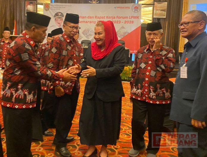 Mbak Ita Ajak LPMK Turut Pantau Kemiskinan Ekstrem di Wilayahnya Mbak Ita Ajak LPMK Turut Pantau Kemiskinan Ekstrem di Wilayahnya