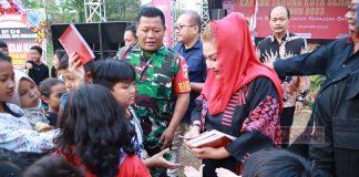 Ada Makna Tersirat Dibalik Kebiasaan Mbak Ita Bagikan Alat Tulis pada Anak-anak Ada Makna Tersirat, dibalik Kebiasaan Mbak Ita Bagikan Alat Tulis pada Anak-anak