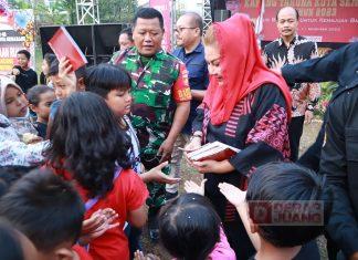 Ada Makna Tersirat Dibalik Kebiasaan Mbak Ita Bagikan Alat Tulis pada Anak-anak Ada Makna Tersirat, dibalik Kebiasaan Mbak Ita Bagikan Alat Tulis pada Anak-anak