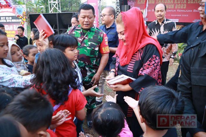 Ada Makna Tersirat, dibalik Kebiasaan Mbak Ita Bagikan Alat Tulis pada Anak-anak Ada Makna Tersirat, dibalik Kebiasaan Mbak Ita Bagikan Alat Tulis pada Anak-anak