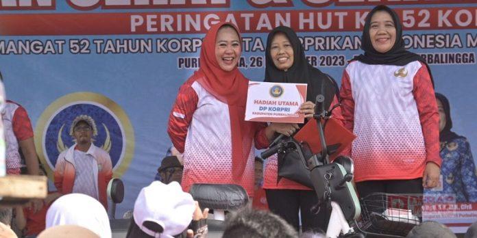 Jalan Sehat HUT ke-52 Korpri, Bupati Tiwi Minta Keluarga Korpri Solid Jalan Sehat HUT ke-52 Korpri, Bupati Tiwi Minta Keluarga Korpri Solid