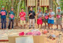 Joko Santoso Bagikan Kaos di Dusun Kengkeng