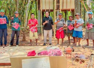 Joko Santoso Bagikan Kaos Di Dusun Kengkeng Joko Santoso Bagikan Kaos di Dusun Kengkeng