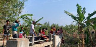 Mas Bram Bantu Pengerukan Drainase Desa Deras