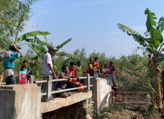 Mas Bram Bantu Pengerukan Drainase Desa Deras