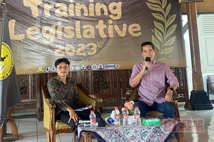 Narasumberi Training Legislative, Adisatrya Tumbuhkan Integritas Mahasiswa dalam Berdemokrasi Adisatrya