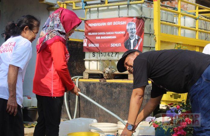 Relawan Garuda Bersama Sri Ruwiyati Droping Air Bersih di Desa Kebondalem Dusun Petir Relawan Garuda Bersama Sri Ruwiyati Droping Air Bersih di Desa Kebondalem Dusun Petir