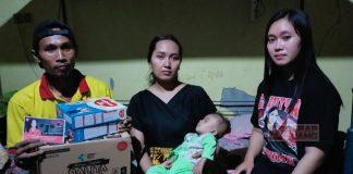 Hj. Shintya Sandra Kusuma Berikan Bantuan Kepada Anak Stunting Di Desa Tegalgandu Retno Maulida Afrizal memberikan bantuannya secara langsung. (Memakai Kaos Hitam Tim)