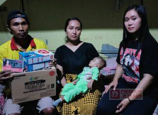 Retno Maulida Afrizal memberikan bantuannya secara langsung. (Memakai Kaos Hitam Tim)