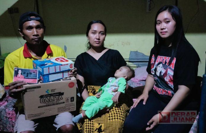 Retno Maulida Afrizal memberikan bantuannya secara langsung. (Memakai Kaos Hitam Tim) Retno Maulida Afrizal memberikan bantuannya secara langsung. (Memakai Kaos Hitam Tim)