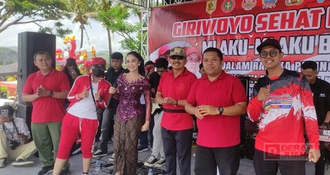 Romandhani Hadiri Senam Massal di Giriwoyo Romandhani Hadiri Senam Massal di Giriwoyo