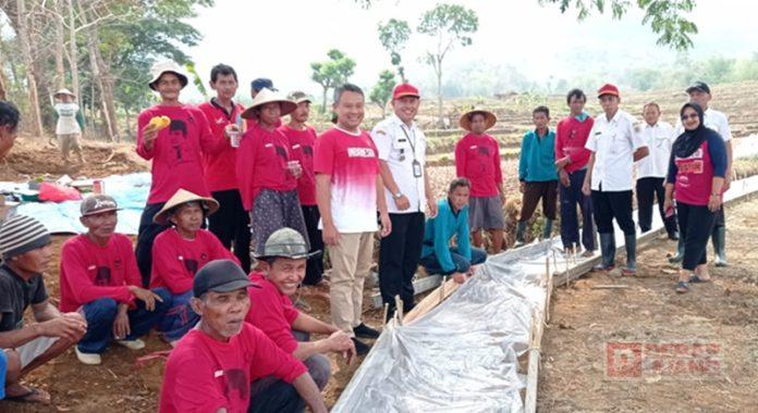 Rusdiana Dukung Pembuatan Jalan Usaha Tani di Ngelo Rusdiana Dukung Pembuatan Jalan Usaha Tani di Ngelo