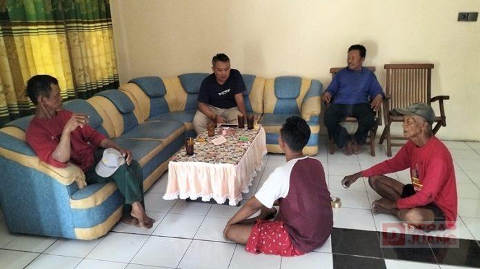 Rusdiana Kunjungi Para Tokoh di TPS Lemah Rusdiana Kunjungi Para Tokoh di TPS Lemah