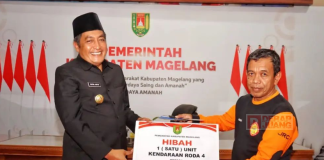Bupati Magelang Serahkan Hibah Kendaraan Roda Empat Pada Relawan “Baret” Bupati Magelang