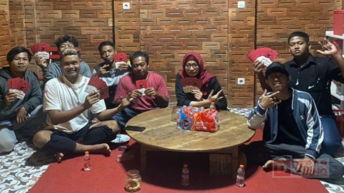 Sri Rejeki Gerakkan Para Pemuda Pasang Stiker Banteng Sri Rejeki Gerakkan Para Pemuda Pasang Stiker Banteng