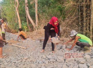 Sri Rejeki Kawal Pembangunan Jalan Usaha Tani