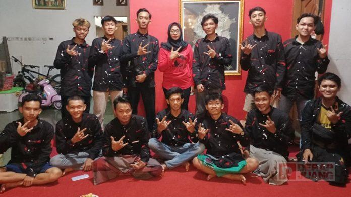Sri Rejeki Komunitas Pencak Silat Ngadirojo Go-Nyawiji dengan PDI Perjuangan Sri Rejeki Komunitas Pencak Silat Ngadirojo Go-Nyawiji dengan PDI Perjuangan