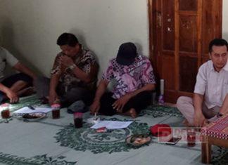 Sutoyo Sarasehan dengan Kelompok ‘Kerjo Tani’ Sutoyo Sarasehan dengan Kelompok 'Kerjo Tani'