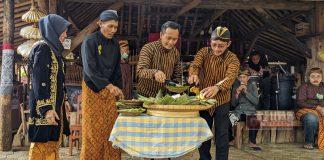 Suyoto Turut Meriahkan Hari Jadi Pasar “Ala Ndeso” Sutoyo Turut Meriahkan Hari Jadi Pasar Ala Ndeso