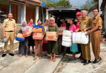 Suyoto Berikan Bantuan kepada Korban Tanah Longsor