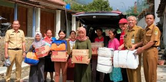 Suyoto Berikan Bantuan kepada Korban Tanah Longsor