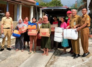 Suyoto Berikan Bantuan kepada Korban Tanah Longsor