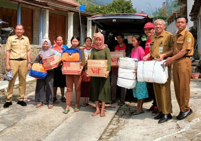 Suyoto Berikan Bantuan kepada Korban Tanah Longsor Suyoto Berikan Bantuan kepada Korban Tanah Longsor